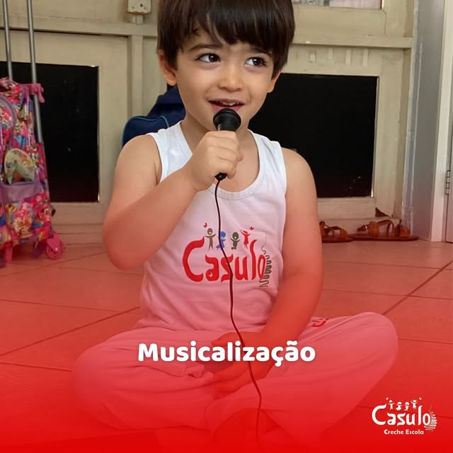 Criança em atividade de musicalização com uniforme da Casulo